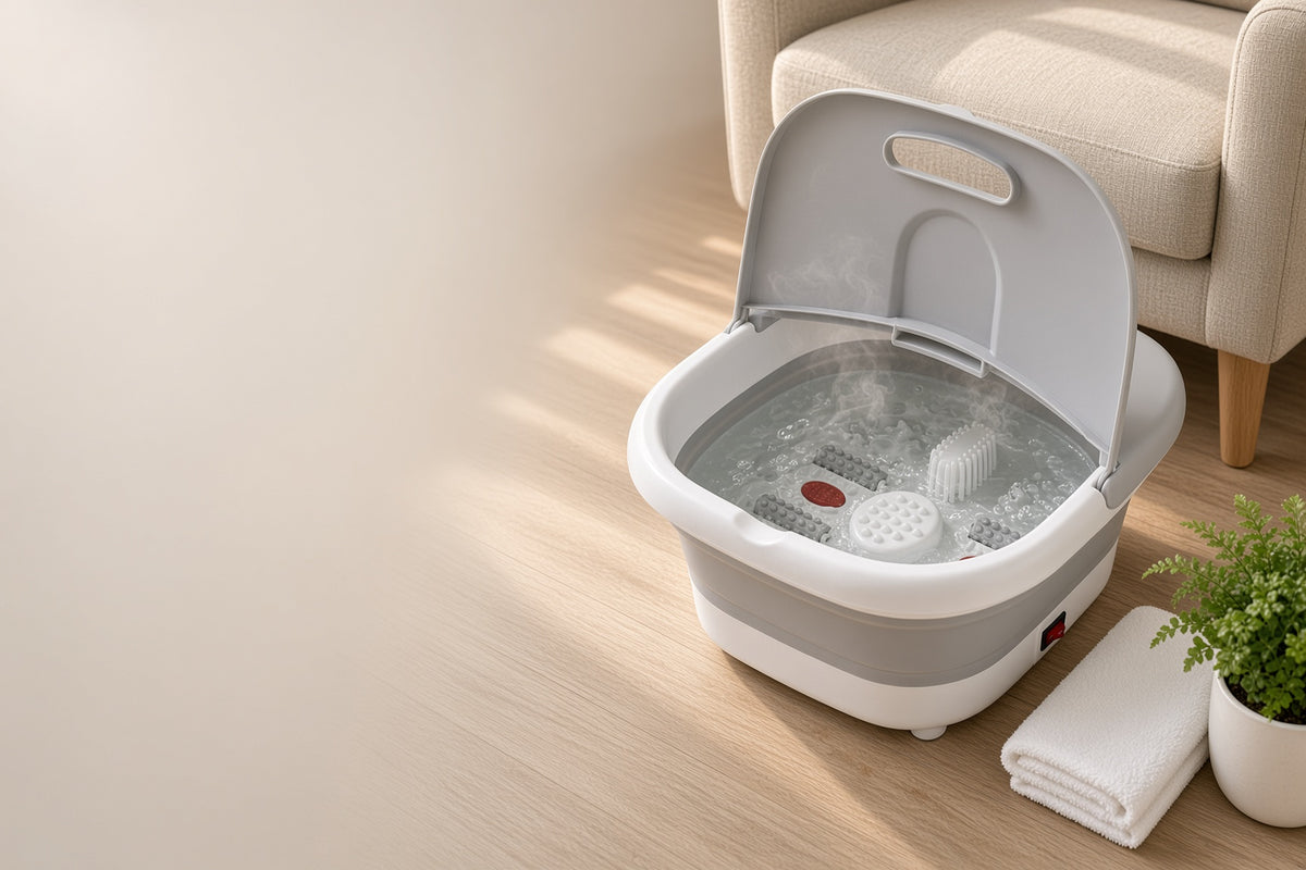 Tina plegable para pies con agua y burbujas en una sala junto a un sillón