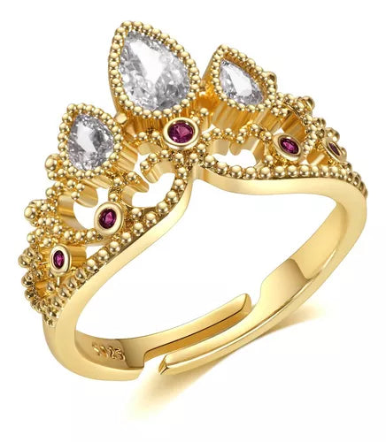 Anillo ajustable dorado con diseño de corona y piedras blancas sobre fondo blanco