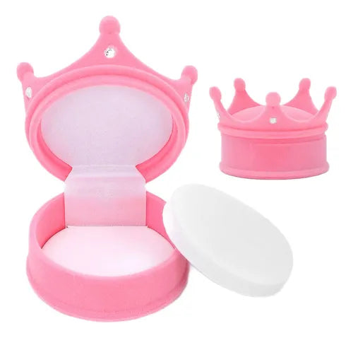 Caja de regalo rosada en forma de corona abierta junto a su tapa sobre fondo blanco