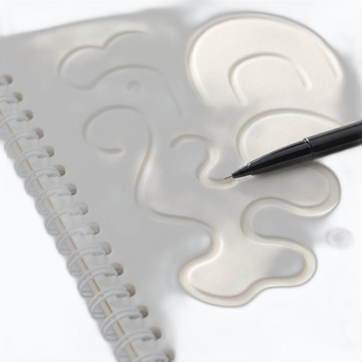 Detalle de los surcos en bajo relieve de un cuaderno magico Montessori