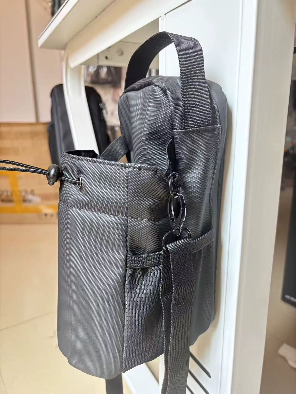 bolso magnético deportivo porta botella para gimnasio - foto 2 de 5, detalle del cierre magnético