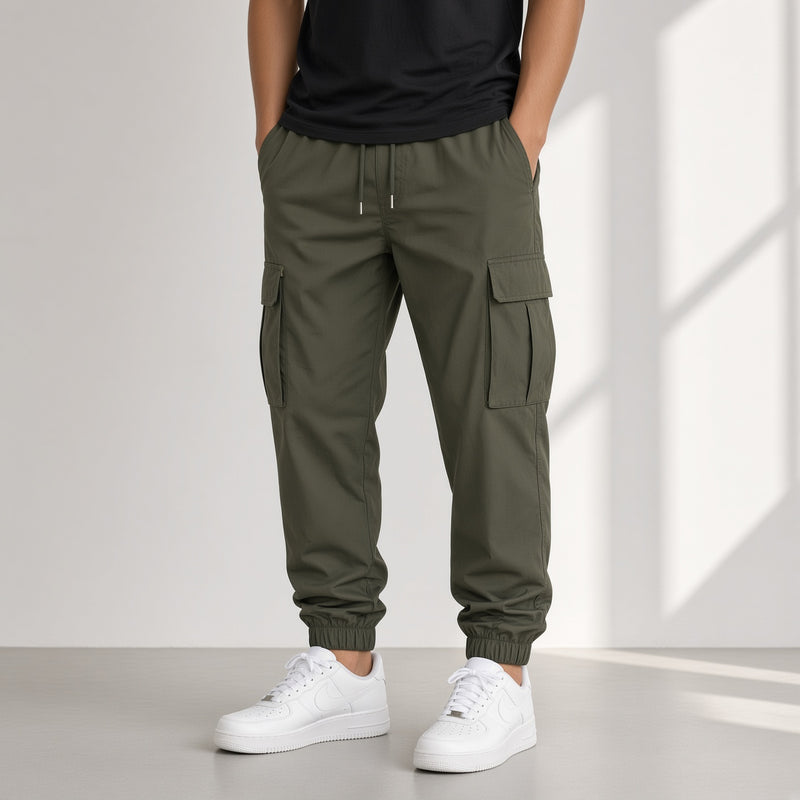 Pantalón jogger cargo verde militar para hombre con camiseta negra y tenis blancos
