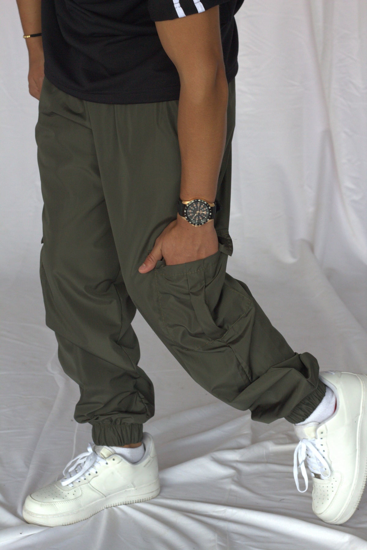 Pantalón jogger cargo para hombre verde militar con bolsillo cargo y bota resortada