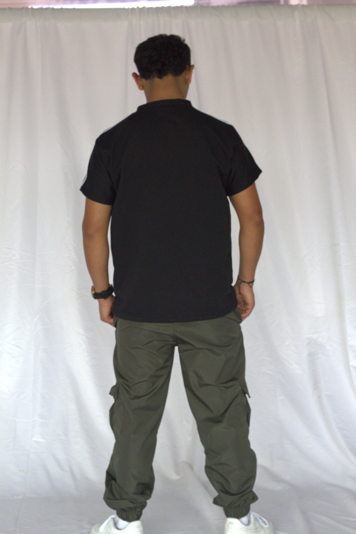 Jogger cargo hombre verde militar vista de espalda con bolsillos laterales