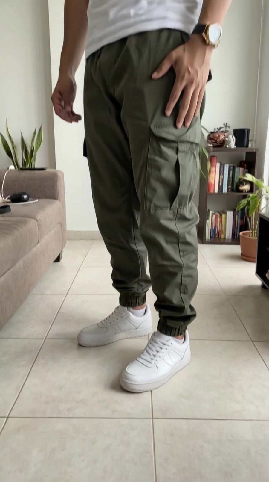 Jogger cargo verde con bolsillo cargo lateral y bota resortada