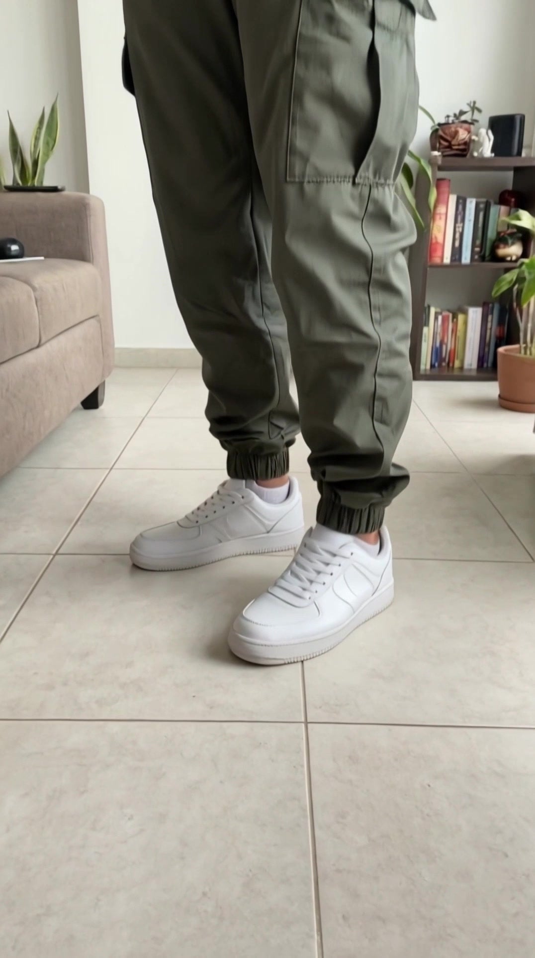 Bota resortada del jogger cargo sobre tenis blancos