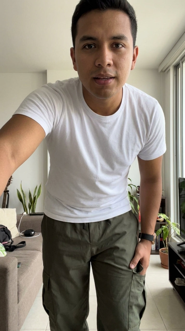Hombre con jogger cargo verde militar y camiseta blanca en su sala