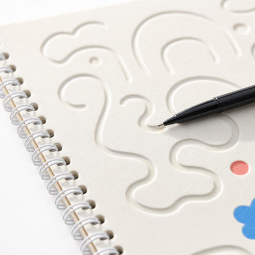 Detalle de los surcos en bajo relieve de un cuaderno magico Montessori