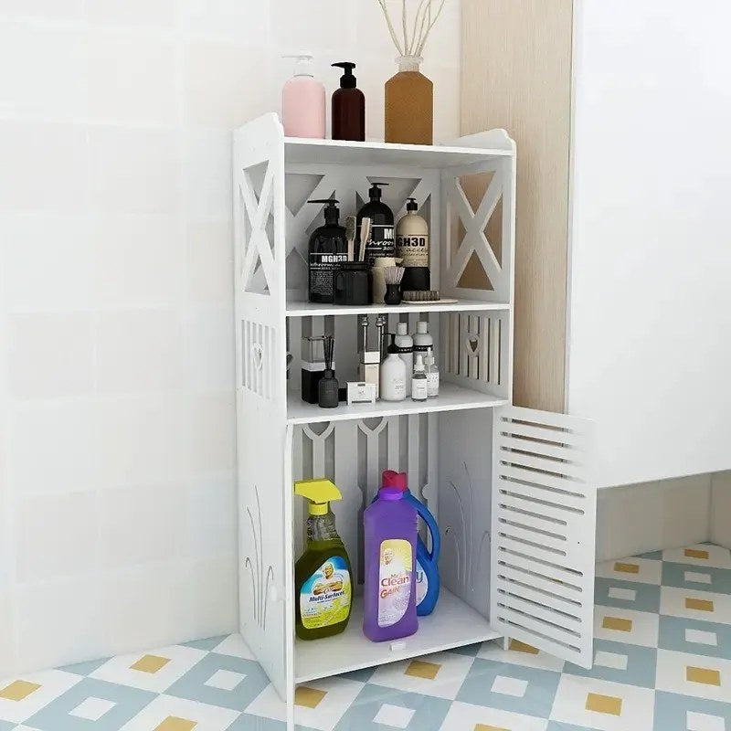 Organizador gabinete blanco en el baño con cremas en las repisas y detergentes en el gabinete