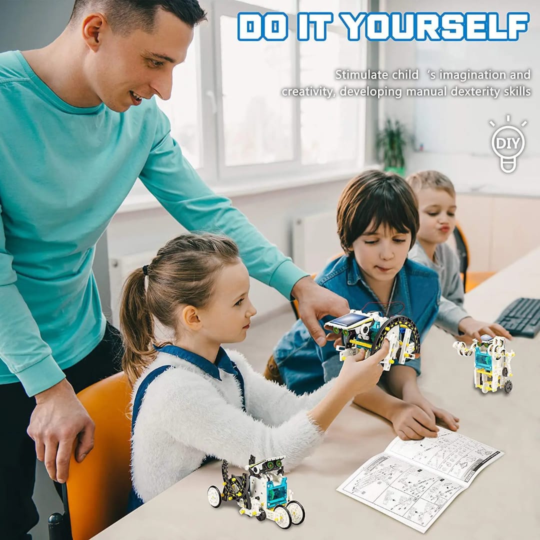 Robot Solar 13 en 1 - niños armando el kit con un adulto en la mesa