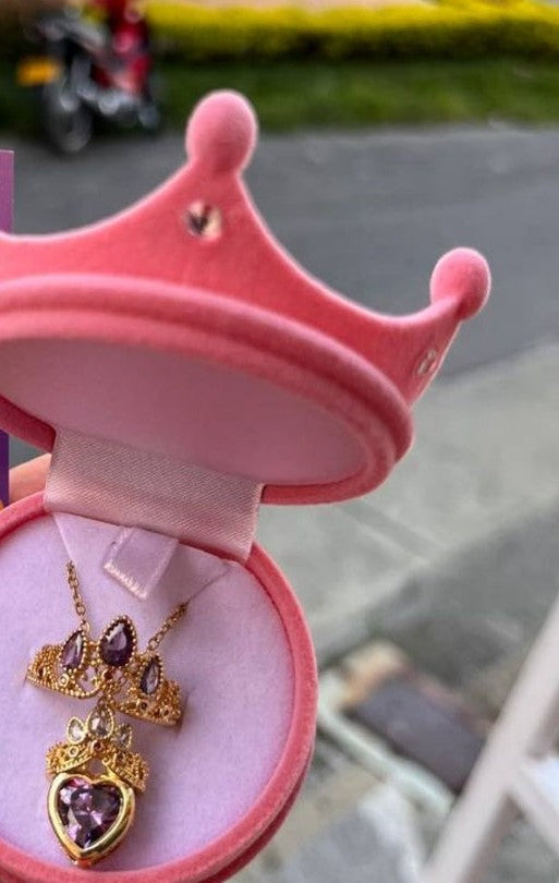 Set de collar y anillo corona dentro de una caja rosada en forma de corona