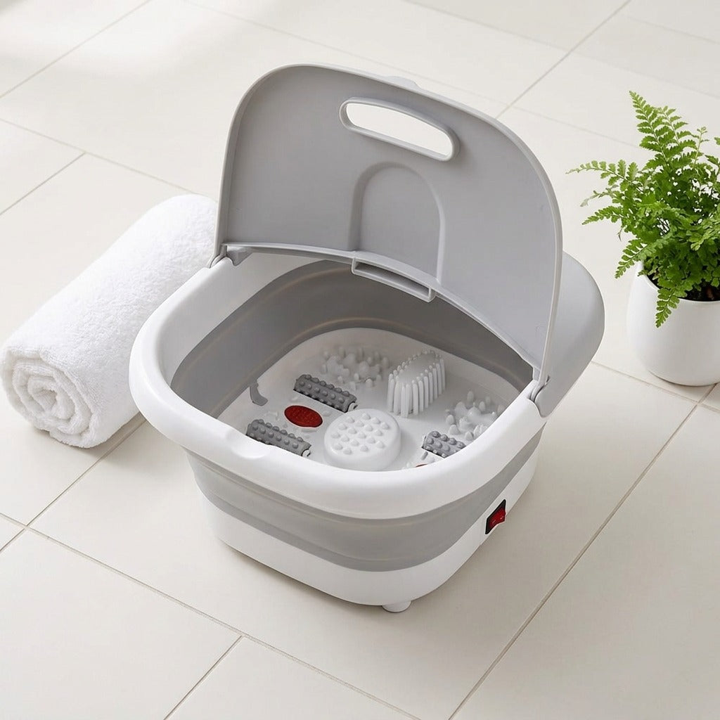 Spa para pies plegable - tina con la tapa abierta en el baño junto a una toalla